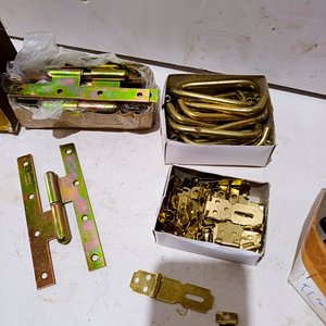Lote de 40 Bisagras, Tiradores y Portacandados Metálicos - imagen 4