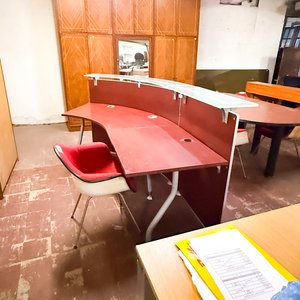 Lote siguiente: Mueble de Recepción Curvo con Silla y Estantería