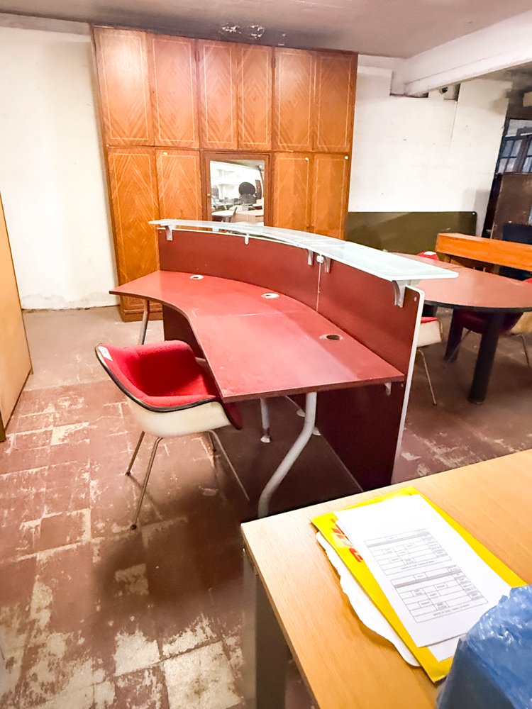 Mueble de Recepción Curvo con Silla y Estantería