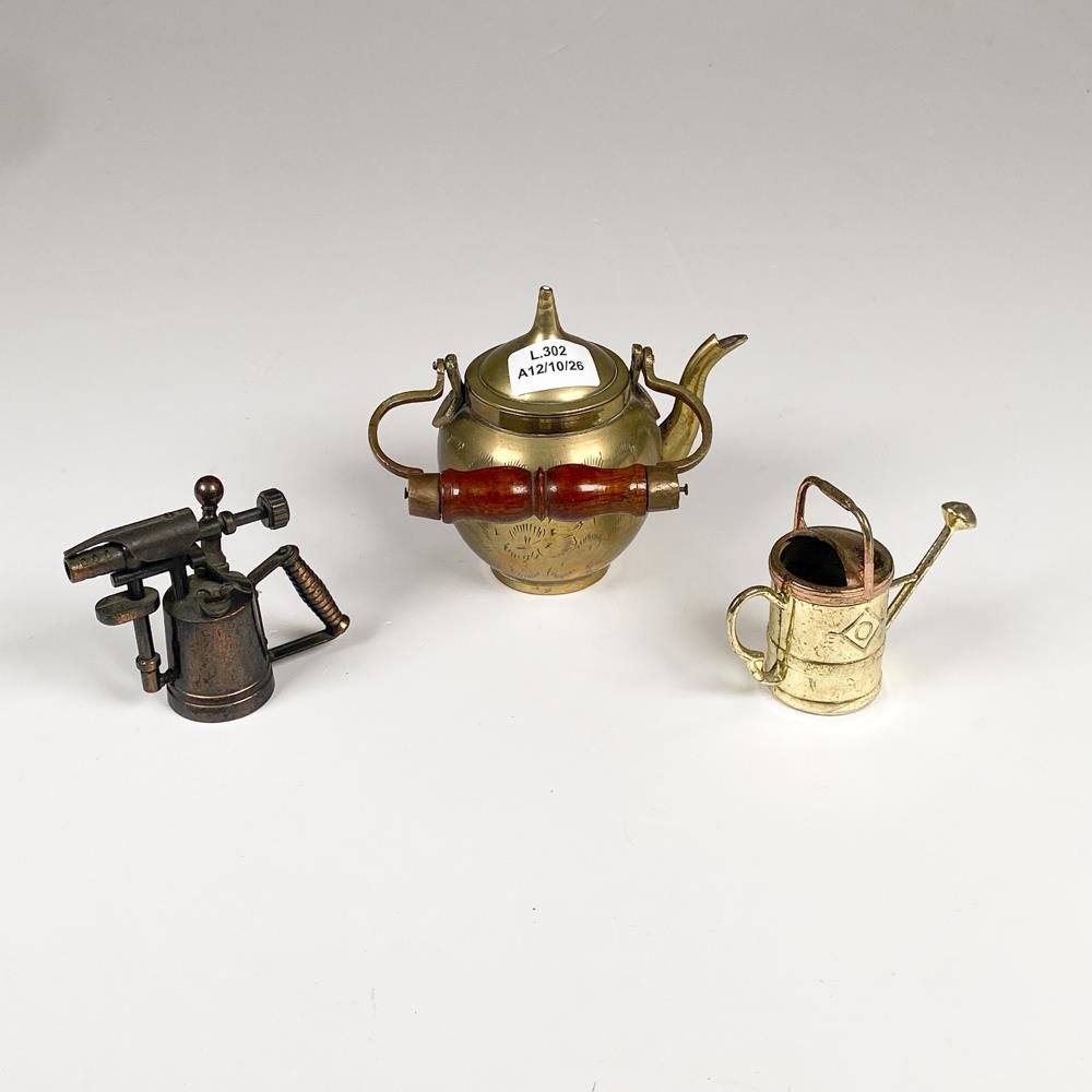 Lote de Tres Piezas: Sacapuntas Antiguo, Pava y Regadera Decorativas