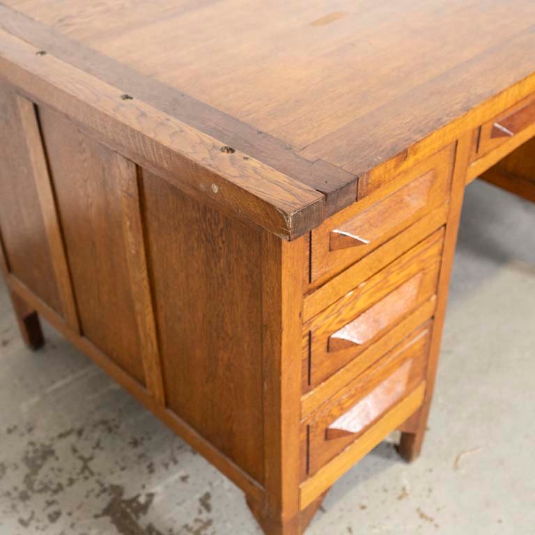 Escritorio de roble con siete cajones y detalles en la madera - imagen 2