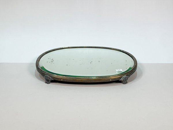 Lote siguiente: Bandeja de metal oval con espejo y patas