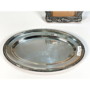 Portarretrato de Madera y Peltre con Decoración Floral y Bandeja Oval de Metal - imagen 4