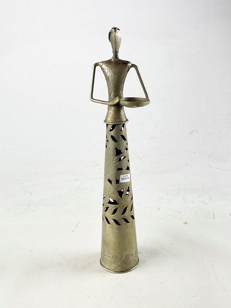 Figura Calada de Dama en Metal Plateado, 47 cm