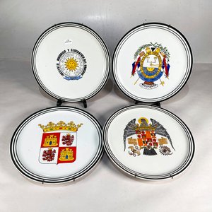 Lote siguiente: Lote de 4 Platos Decorativos con Escudos Nacionales e Internacionales