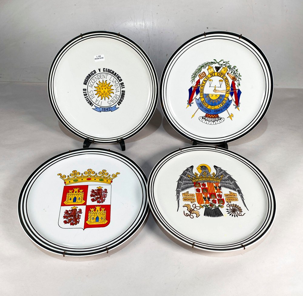 Lote de 4 Platos Decorativos con Escudos Nacionales e Internacionales