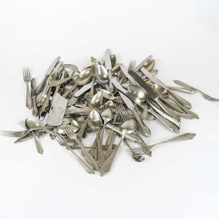 Lote anterior: 84 Cubiertos de alpaca alemana (cuchillo con hoja solingen) y 13 cubiertos de acero inox 