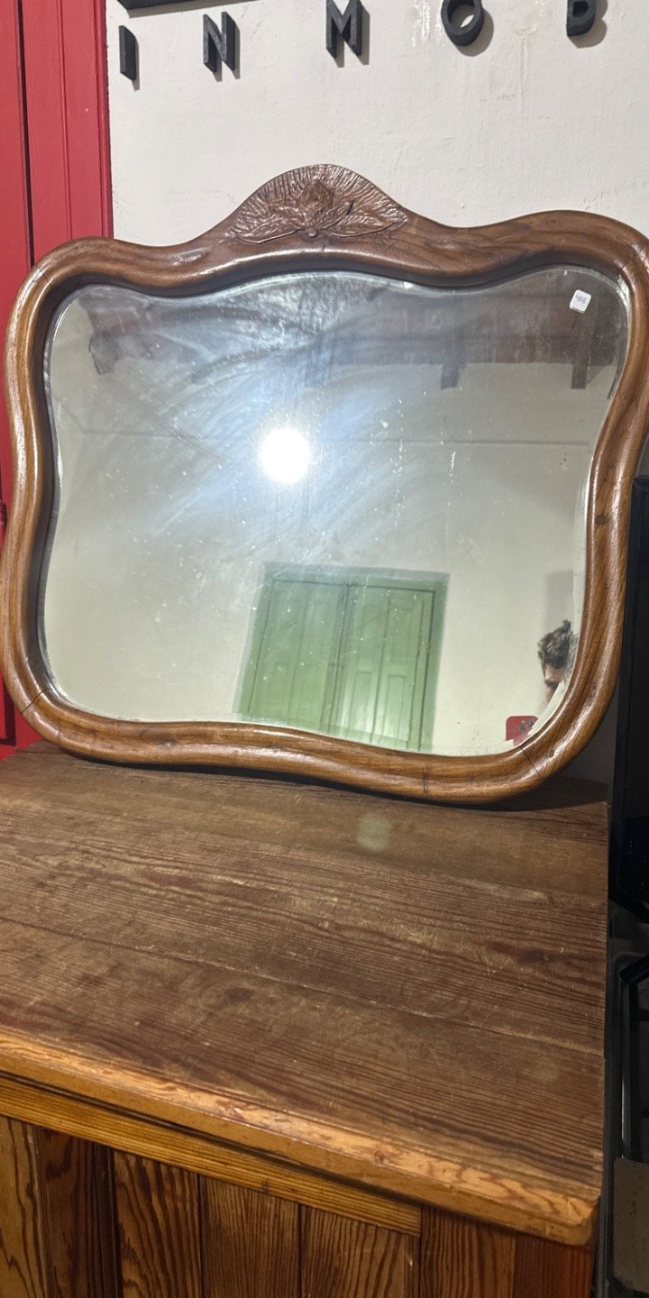 Lote siguiente: Espejo antiguo con diseño de hoja tallada