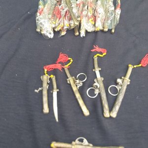 Lote siguiente: Llaveros de Sable Estilo Oriental con Borla Roja