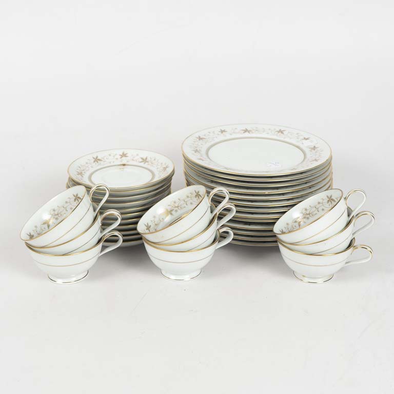 Lote anterior: 33 Piezas de porcelana japonesa Varig, fondo blanco decorado flores doradas, 1 taza con cascadura, 1 plato lunch con cascadura,  - Medidas: Taza de té: 10x5cm
