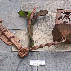 Lote siguiente: Antiguo Farol Colonial de Hierro Forjado y Pasador de Puerta