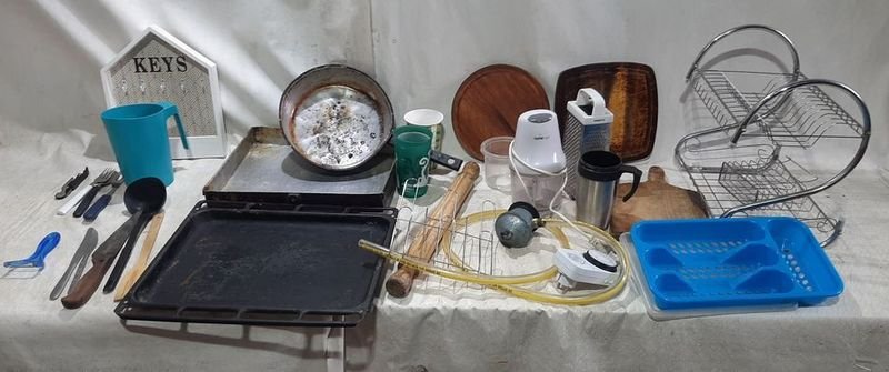 Lote siguiente: Caja de Cocina con Varios Artículos