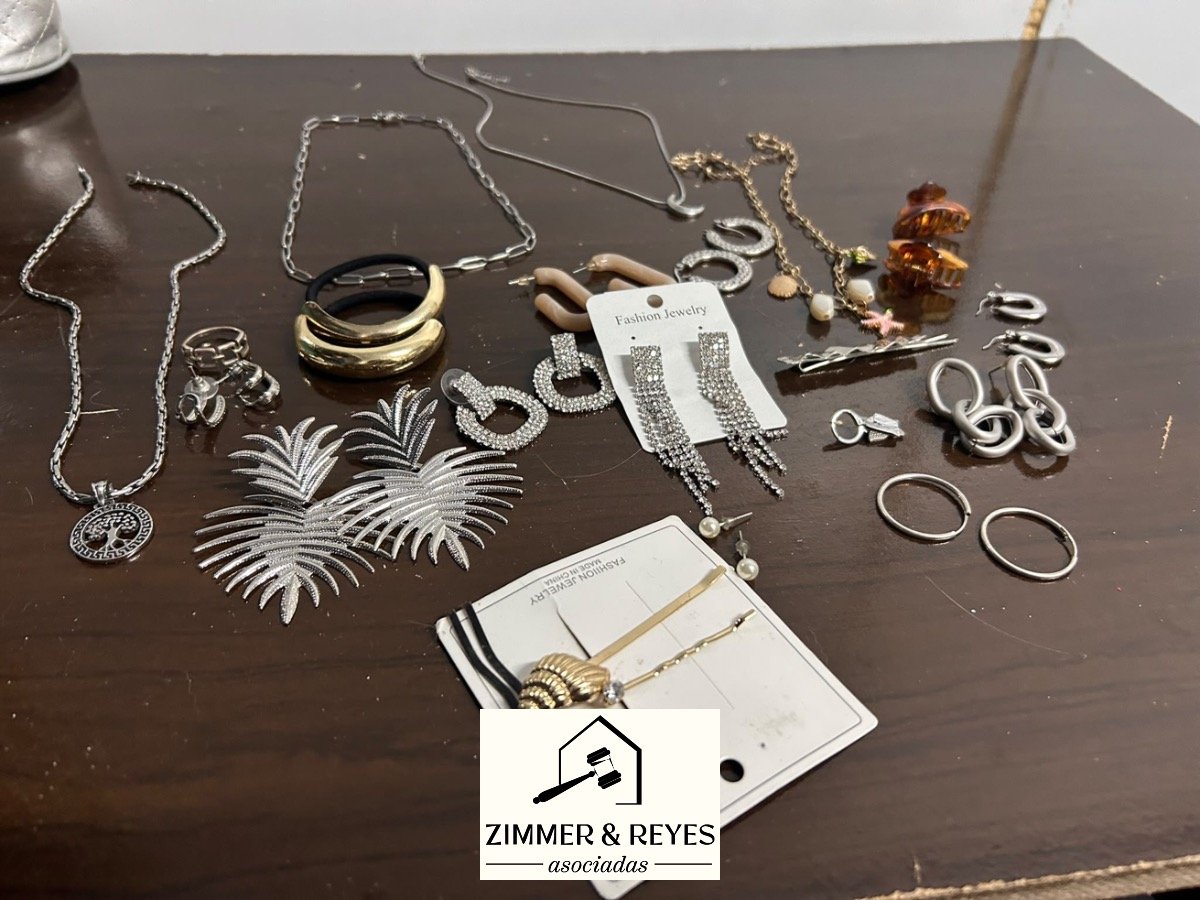 Lote de Bijouterie Variada: Collares, Aros y Accesorios