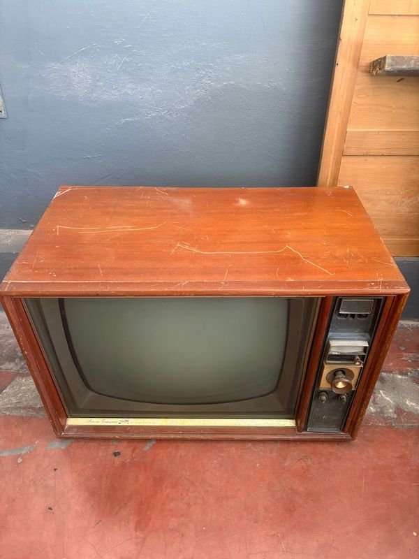 Antigua Televisión de 74 cm x 50 cm con Diseño Clásico - imagen 3
