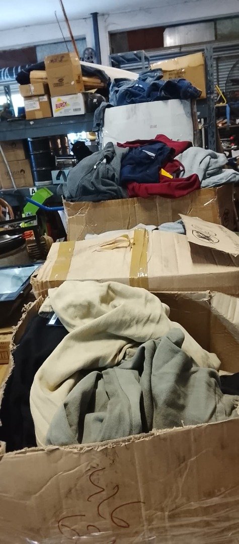 Lote de Ropa Variada: Buzos y Prendas de Vestir