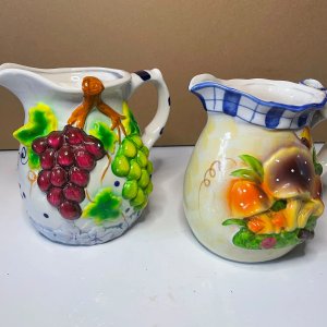 Juego de 2 Jarras Decorativas con Relieves de Frutas y Flores - imagen 3