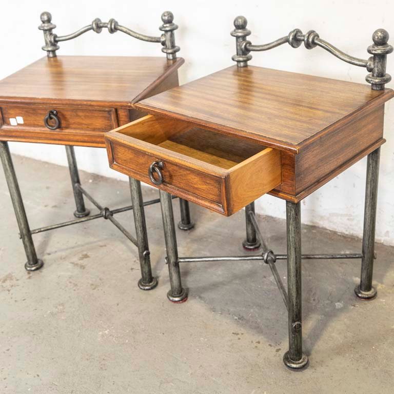 Mesitas de luz rústicas de madera de cerezo con bases metálicas - imagen 3