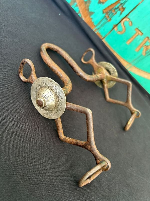 Antiguo freno de vehículo con patas y copas de plata - imagen 2