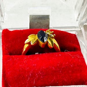 Dos Anillos Dorados con Piedras Talla Marquise y Cuadrada - imagen 2