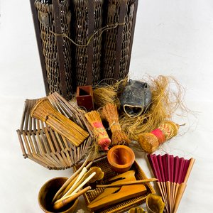 Lote de Adornos y Utensilios: Soporte Triple, Servilletero, Abanico, Figura Africana y Centro de Madera - imagen 2