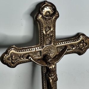 Crucifijo de Metal Plateado con Cristo Detallado - imagen 5