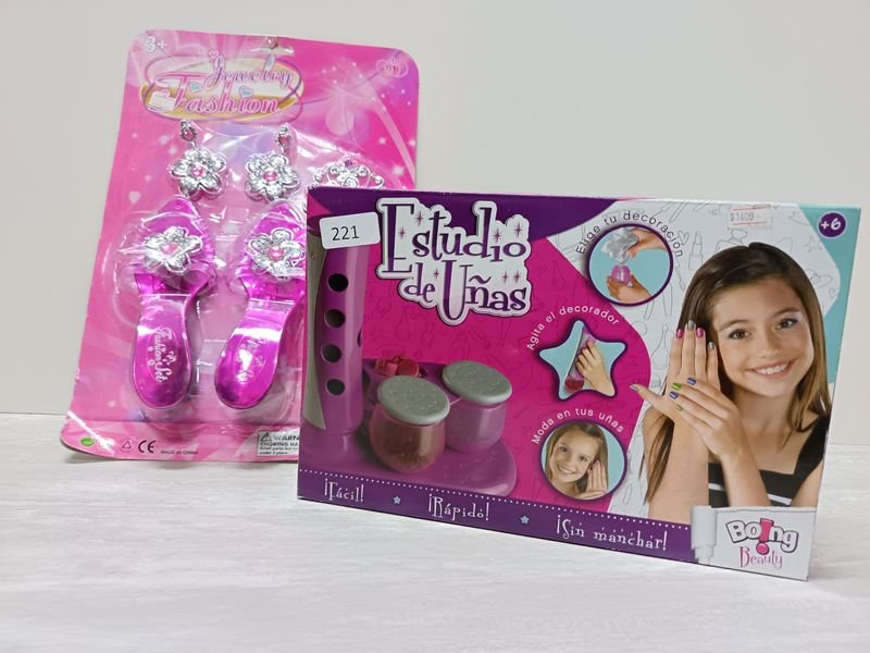 Lote siguiente: Conjunto de uñas y juguetes de princesas