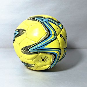 Lote de 3 Pelotas de Fútbol: Amarilla Clásica, Negra con Diseño y Amarilla con Diseño - imagen 4