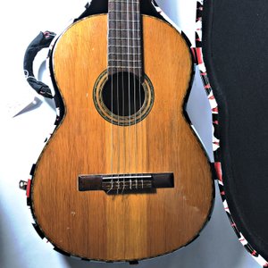 Guitarra Criolla Clásica con Estuche Decorado - imagen 2