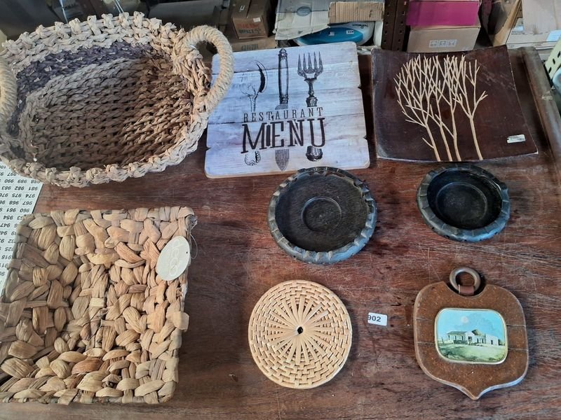 Lote siguiente: Objetos de mimbre y madera para decoración y uso doméstico