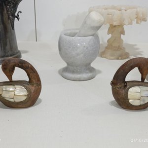 Lote de 6 piezas decorativas: cafetera de metal, mortero de mármol, centro de mesa, 2 cisnes y cuenco - imagen 5