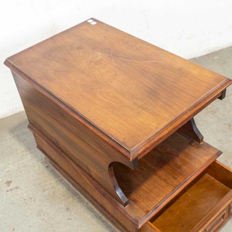 Mesa de luz inglesa con estante y cajón - imagen 3