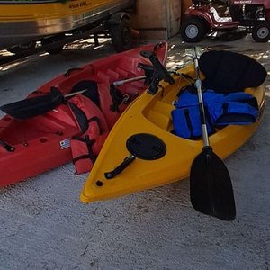 Dos Kayaks de Pesca Strobe, Amarillo y Rojo, Como Nuevos - imagen 2