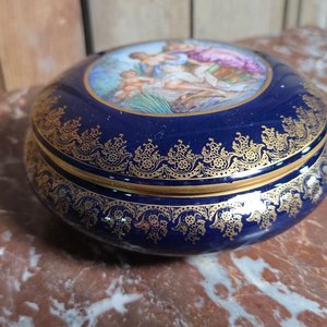 Alhajero de Porcelana Francesa Limoges con Escena Mitológica y Bordes Dorados - imagen 2