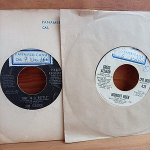 Lote anterior: Dos Discos Simples de Vinilo: Gregg Allman y Jim Croce