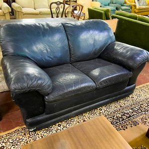 Sofá de Cuero Negro y Mesa Auxiliar de Madera - imagen 2