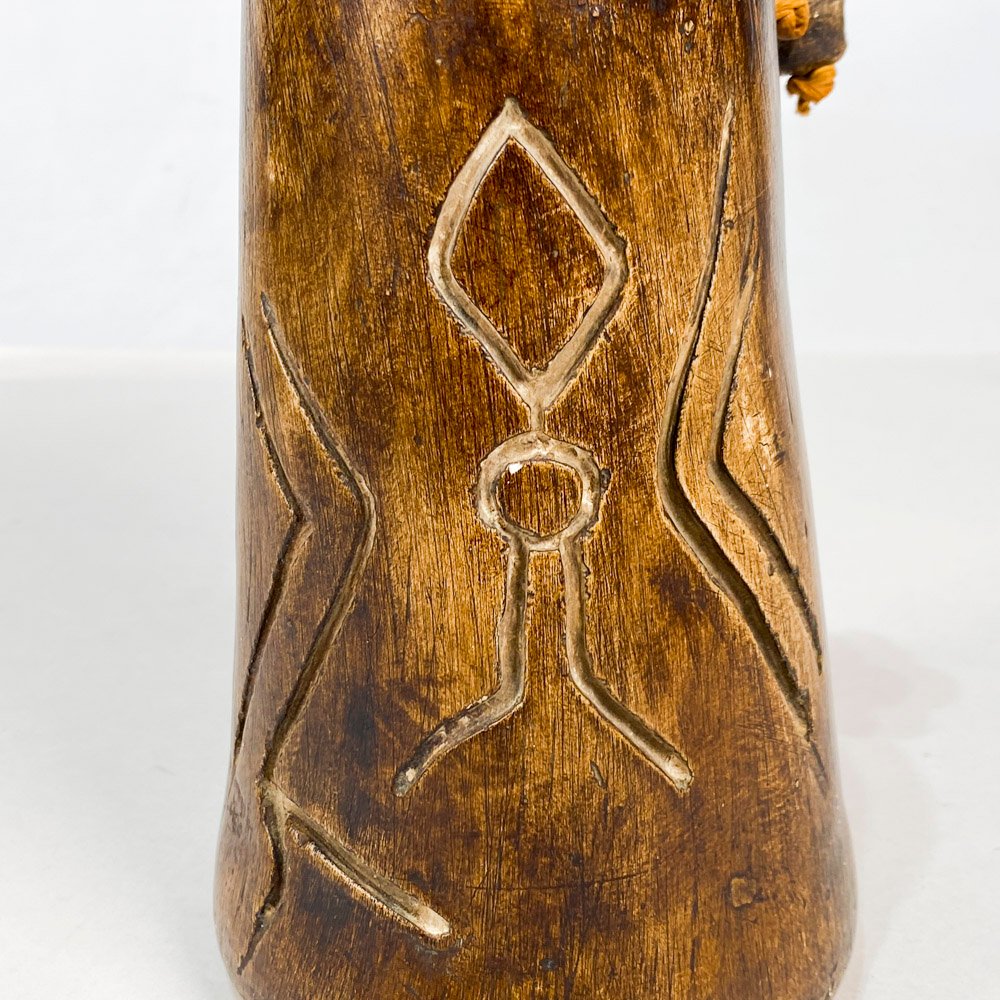 Jarra artesanal marrón con tallado - imagen 3