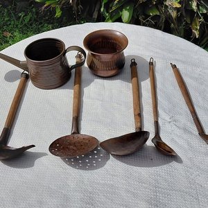 Lote de 7 Utensilios de Cocina y Riego en Cobre con Mangos de Madera - imagen 1