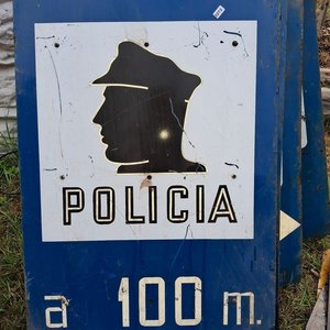 Lote siguiente: Cartel de señalización policial a 100 metros, medidas 60 x 90