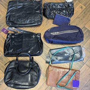 Lote siguiente: Lote de 7 Carteras Variadas con Detalles Estéticos