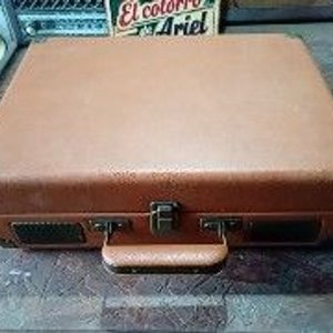 Tocadiscos Portátil Crosley Marrón con Detalles en Bronce - imagen 2