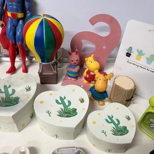 Lote Variado: Juguetes, Veladoras, Reloj, Tazas y Más - imagen 10