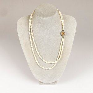 Elegante Collar Doble de Nácar y Cristal con Broche Decorativo - imagen 2