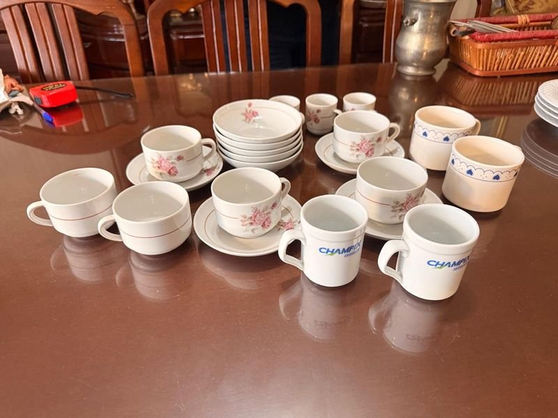 Juego de Tazas y Platos de Porcelana Incompleto