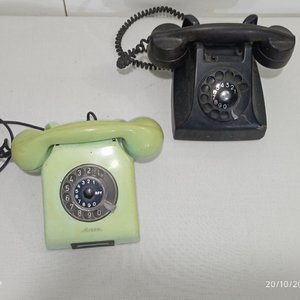 Lote de 2 teléfonos antiguos de mesa con disco giratorio: uno verde y uno negro - imagen 5