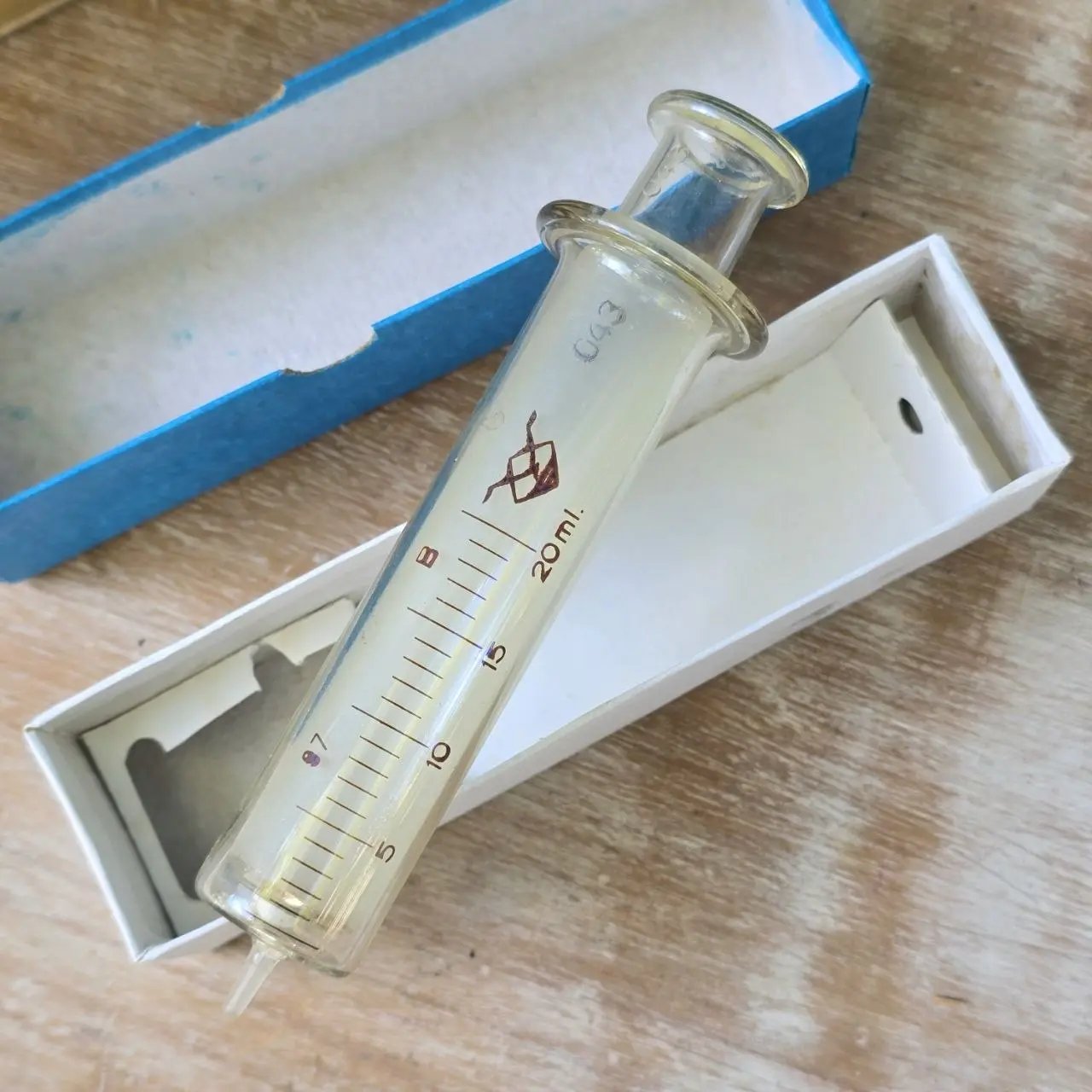 Caja con 12 Jeringas de Vidrio de 20ml - Coleccionismo Médico