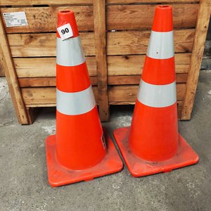 Dos Conos de Señalización Naranja Grandes con Bandas Reflectivas - imagen 3