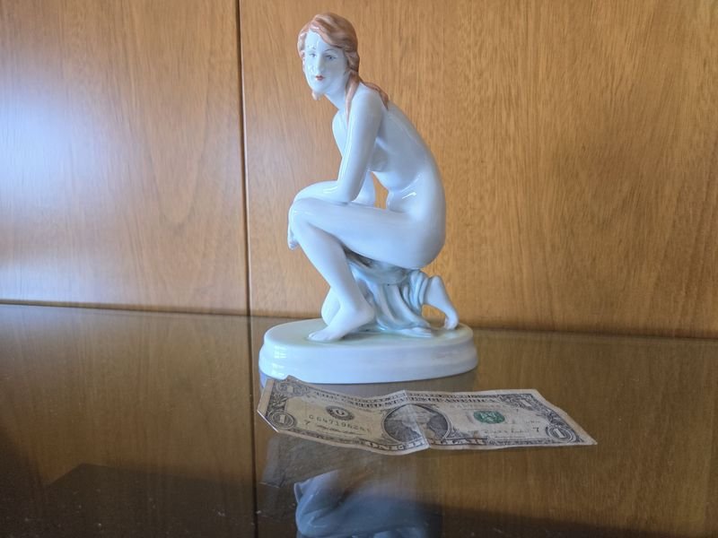 Figura de mujer en porcelana Húngara pintada a mano - imagen 2