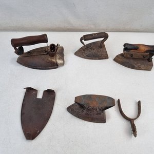 Set Decorativo Antiguo: 4 Planchas a Carbón, Base y Espuela de Jinete - imagen 3