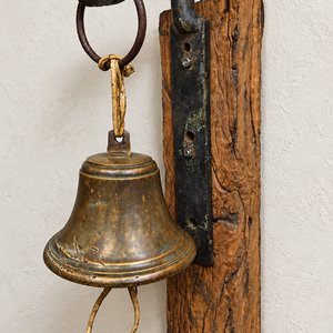 Campana Antigua de Bronce con Soporte Rústico de Madera y Hierro - imagen 1