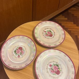 Lote siguiente: Juego de 3 Platos Decorativos con Flores Rosas